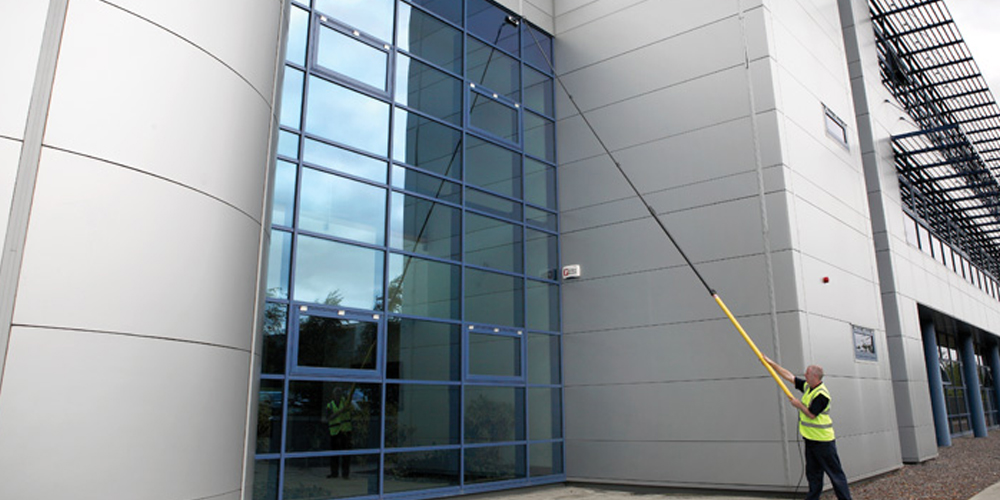 Window cleaner using a water-fed pole on a commercial building