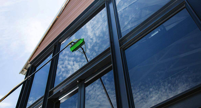 Water-fed pole cleaning large windows